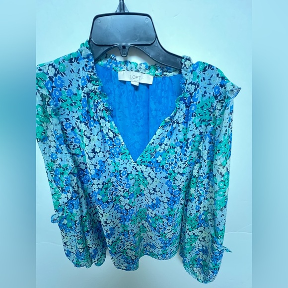 LOFT LIGHT BLUE/GREEN/BLACK FLORAL RUFFLED SLEEVES, SIZE MEDIUM V NECK - Picture 12 of 14